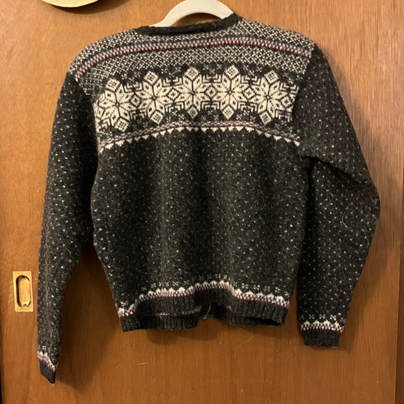 Elegant Gray and White Snowflake Zip Cardigan - Picture 3 of 5